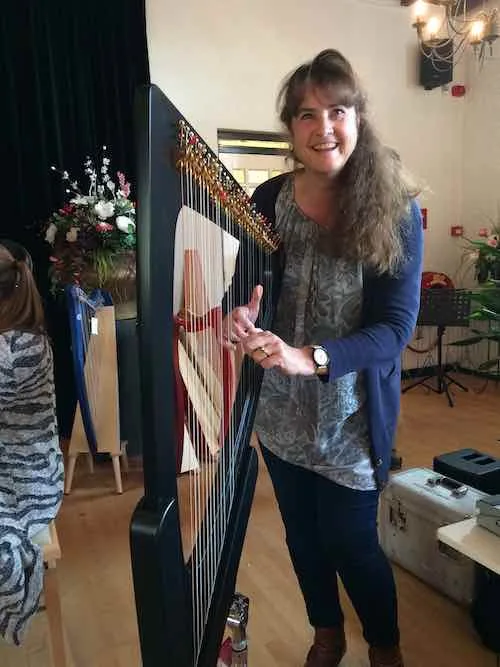 Tanya Tienpont, harplerares voor online harp leren spelen